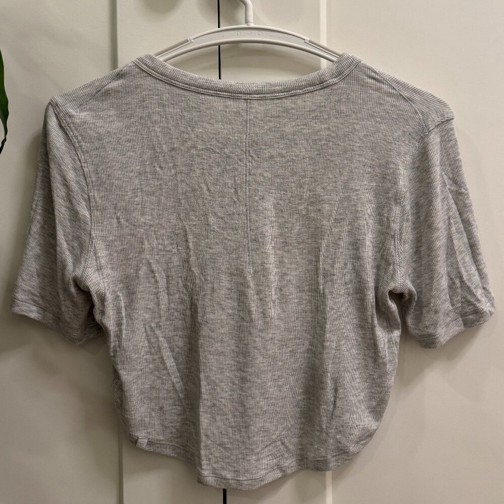 Lululemon Hold Tight Cropped T-Shirt in Heathered Core Ultra Light Grey, Size 8 - Picture 2 of 5